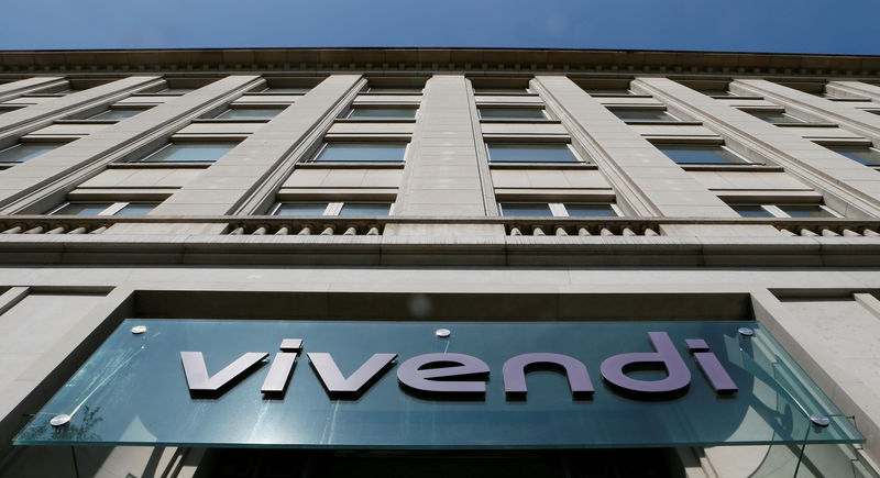 © Reuters. FILE PHOTO: A logo is seen over the main entrance of the entertainment-to-telecoms conglomerate Vivendi's headquarters in Paris