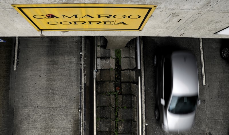 © Reuters. Automóvel passa por túnel construído pela Camargo Corrêa, em São Paulo