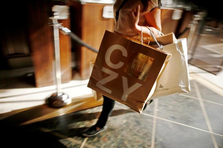 © Reuters. FILE PHOTO: Shopper carries Gap shopping bags at The Grove mall in Los Angeles