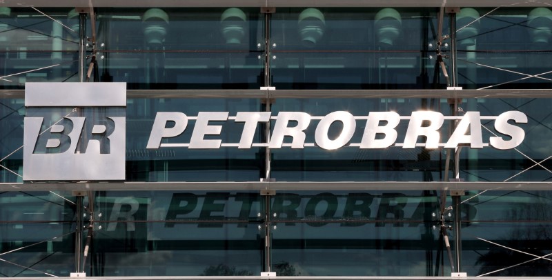 © Reuters. FILE PHOTO: The logo of state-run oil company Petrobras is pictured in the company headquarters in Vitoria