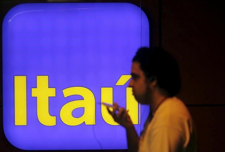 © Reuters. Homem passa por agência do Itaú na avenida Paulista, em São Paulo