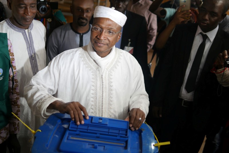 © Reuters. ثلاثة مرشحين يعلنون تأهلهم لجولة الإعادة بانتخابات الرئاسة في مالي
