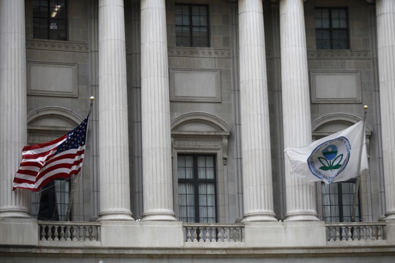 © Reuters. Flags fly outside the EPA headquarters in Washington