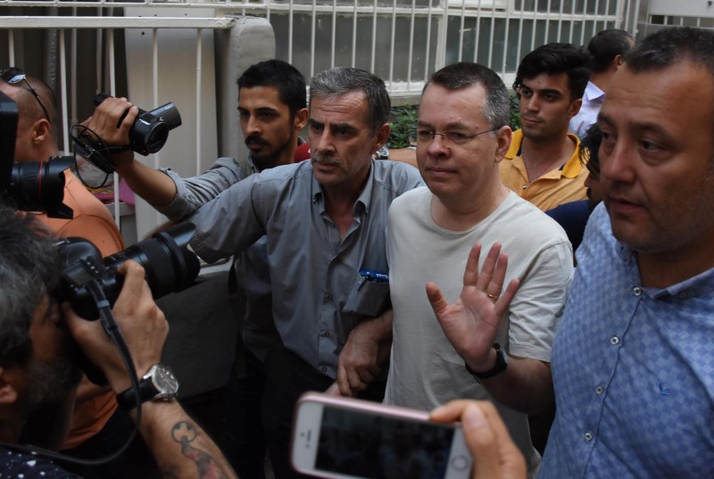 © Reuters. محكمة تركية ترفض التماسا لرفع الإقامة الجبرية عن قس أمريكي