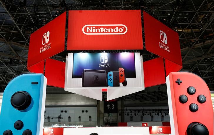 © Reuters. Logo da Nintendo enquadrado por controles do console Switch durante evento em Tóquio, Japão