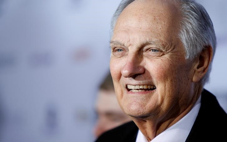 © Reuters. Alan Alda chega para Emmy Awards em Nova York