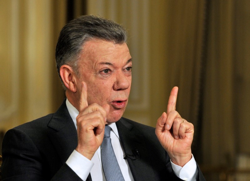 © Reuters. Presidente colombiano Juan Manuel Santos concede entrevista à Reuters