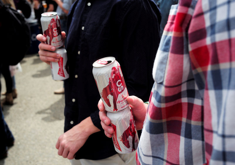 © Reuters. FILE PHOTO: People hold cans of beer during the Calgary Stampede in Calgary