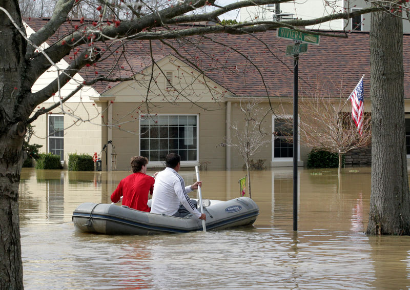 © Reuters. FILE PHOTO: Louisville residents grapple with Ohio River flood