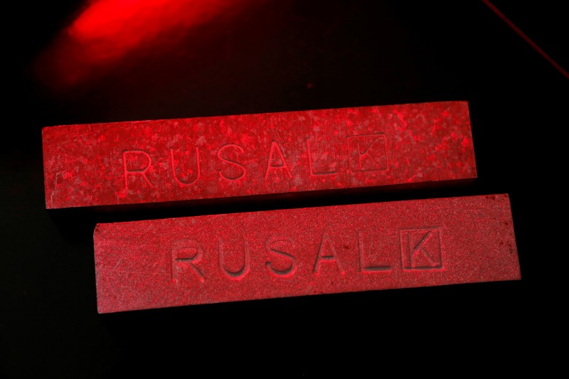 © Reuters. FILE PHOTO: Aluminium ingots which were made at the Rusal Krasnoyarsk aluminium smelter are seen in this illustration