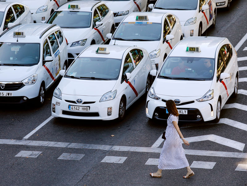 © Reuters. Los taxistas españoles debaten si continúan con la huelga