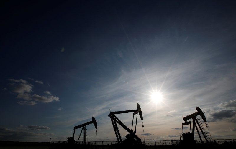 © Reuters. Oil pumps are seen at sunset outside Vaudoy-en-Brie