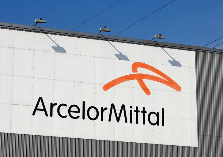 © Reuters. FILE PHOTO: The logo of steel factory ArcelorMittal is pictured in Seraing