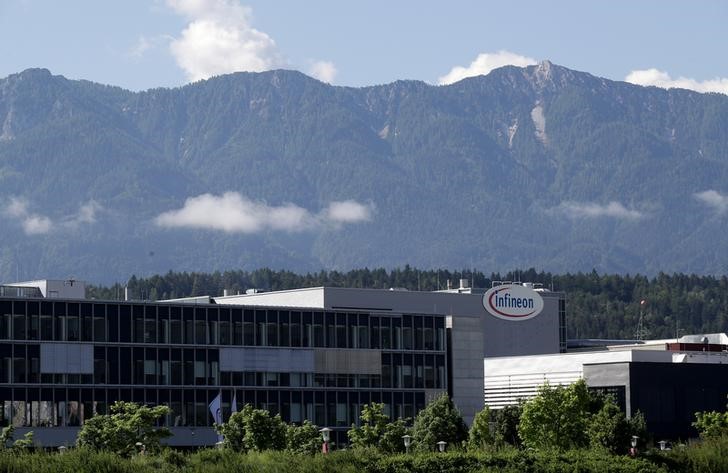 © Reuters. The logo of semiconductor manufacturer Infineon is seen at its Austrian headquarters in Villach