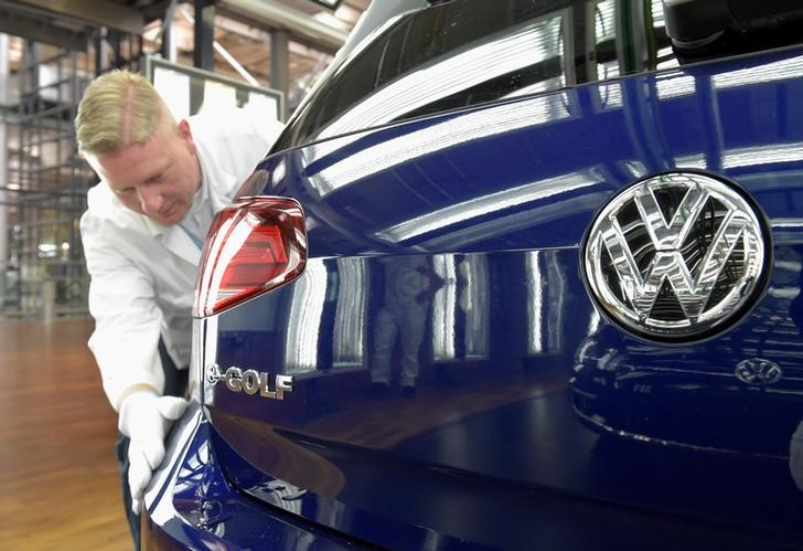 © Reuters. Production line of Volkswagen e-Golf in Dresden