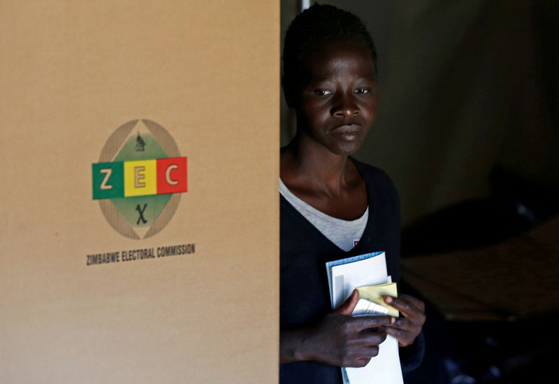 © Reuters. مفوضية الانتخابات: الحزب الحاكم في زيمبابوي يفوز بأغلبية مقاعد البرلمان