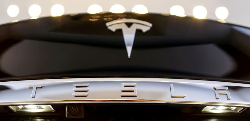 © Reuters. FILE PHOTO: A Tesla logo adorns a 'Model S' car in the dealership in Berlin