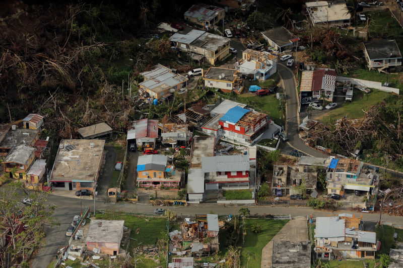 © Reuters. FILE PHOTO: Buildings damaged by Hurricane Maria are seen in Lares, Puerto Rico