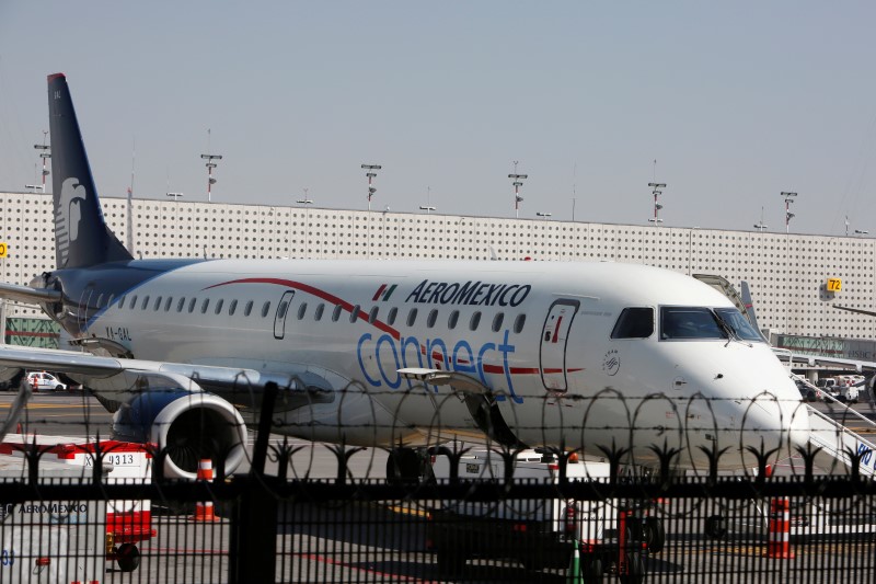 © Reuters. Avião Embraer ERJ-190AR da Aeromexico Connect  em pista no aeroporto internacional Benito Juarez, na Cidade do México.