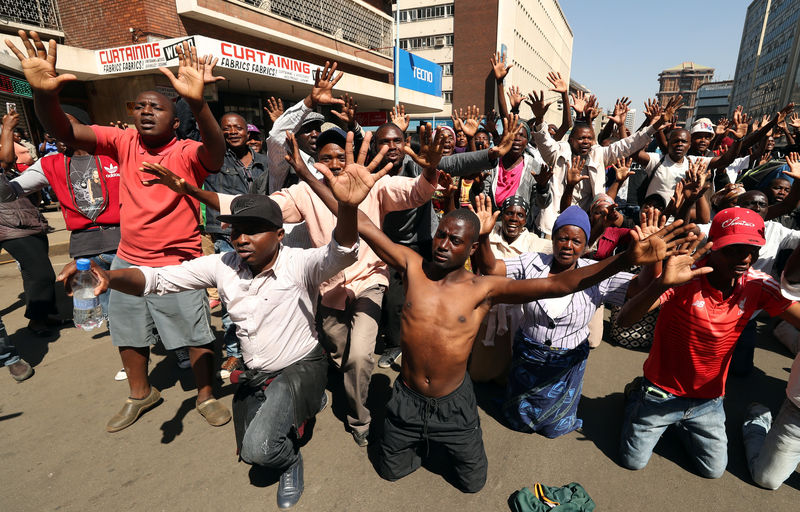 © Reuters. Apoiadores do candidato de oposição à Presidência do Zimbábue, Nelson Chamisa, protestam enquanto aguardam divulgação do resultado da eleição, em Harare