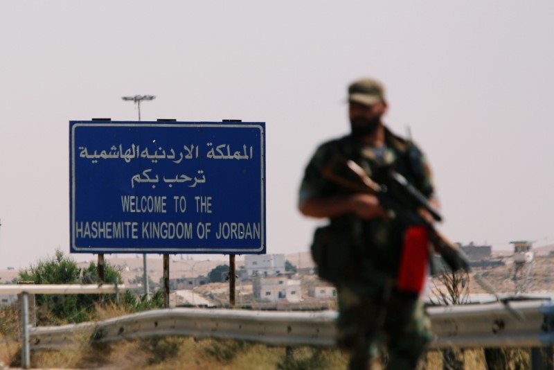 © Reuters. سوريا تقول إن الطريق إلى معبر الأردن جاهز وتدرس فتحه