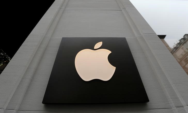 © Reuters. FILE PHOTO: The company's logo is seen outside Austria's first Apple store during a media preview in Vienna