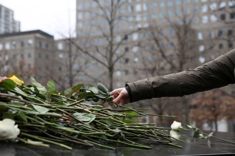 © Reuters. Mulher deixa flores em memorial do 11 de Setembro