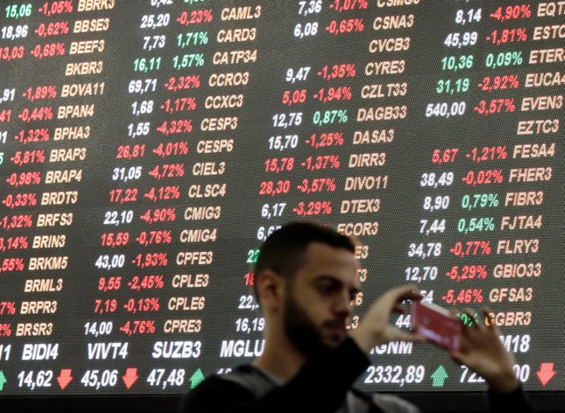 © Reuters. Visitante tira foto na sede da B3, em São Paulo