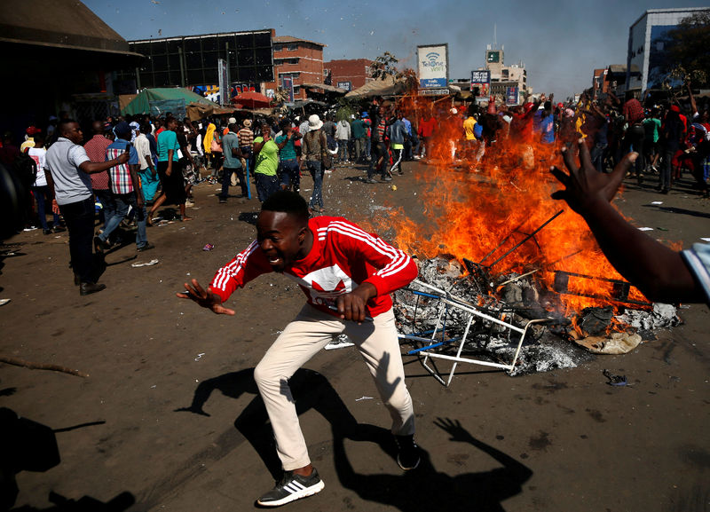 © Reuters. شهود: مقتل شخص بالرصاص على يد جيش زيمبابوي في هاراري