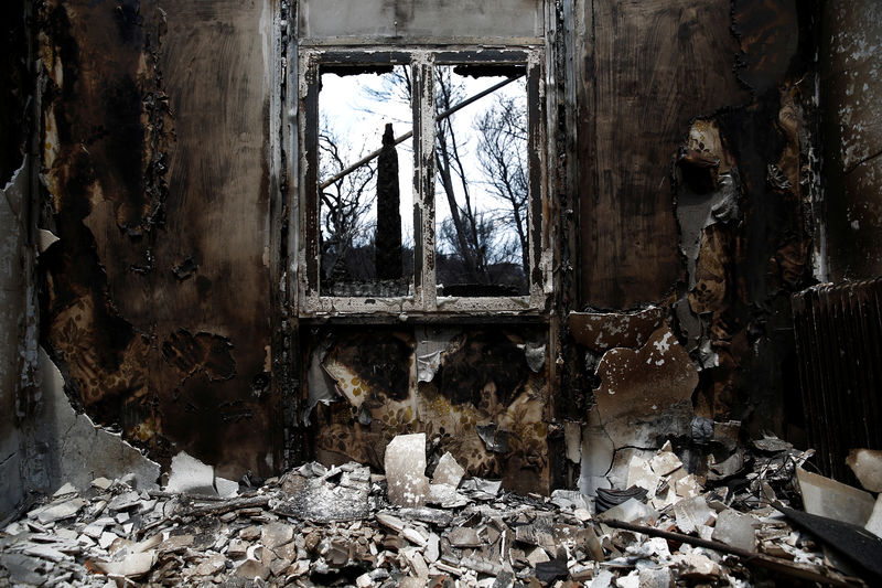 © Reuters. Interior de casa destruída por incêndio em Mati, perto de Atenas