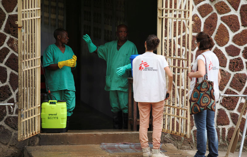 © Reuters. FILE PHOTO: Medecins Sans Frontieres workers talk to a worker at an isolation facility prepared to receive suspected Ebola cases, at the Mbandaka General Hospital, in Mbandaka