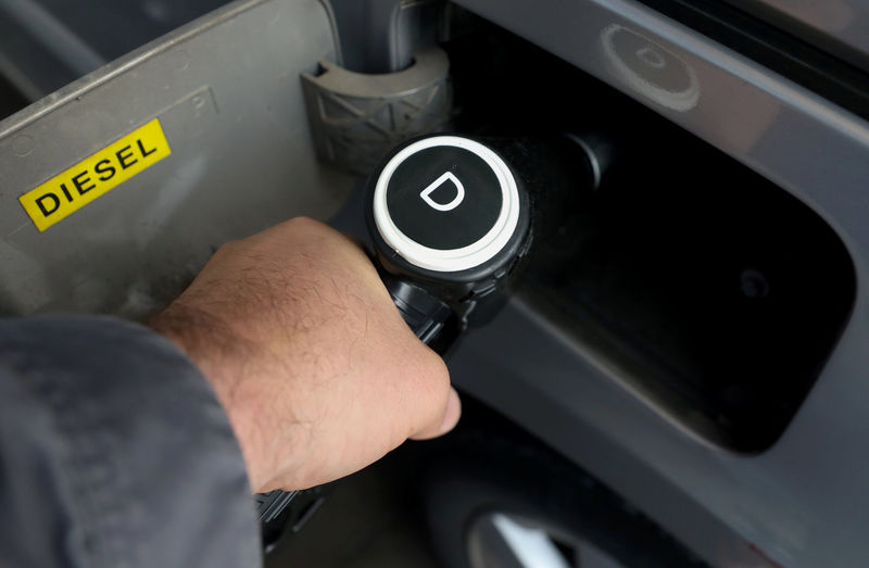 © Reuters. FILE PHOTO: A man fills up his car with diesel at a petrol station in Madrid