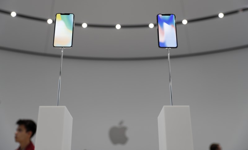 © Reuters. Amostras do Apple iPhone X são exibidas durante um evento de lançamento de produto em Cupertino, Califórnia