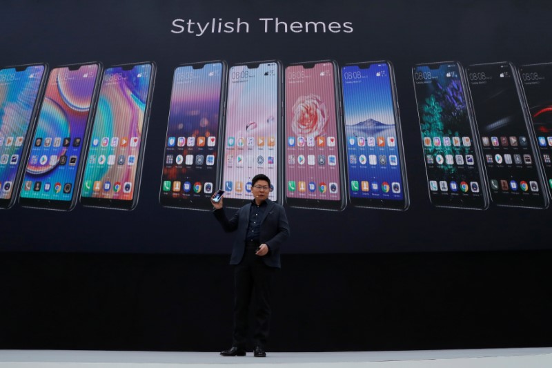 © Reuters. Richard Yu, presidente-executivo da Huawei Consumer Business Group, participa do lançamento da nova geração de seu smartphone, Huawei P20, em Paris, na França