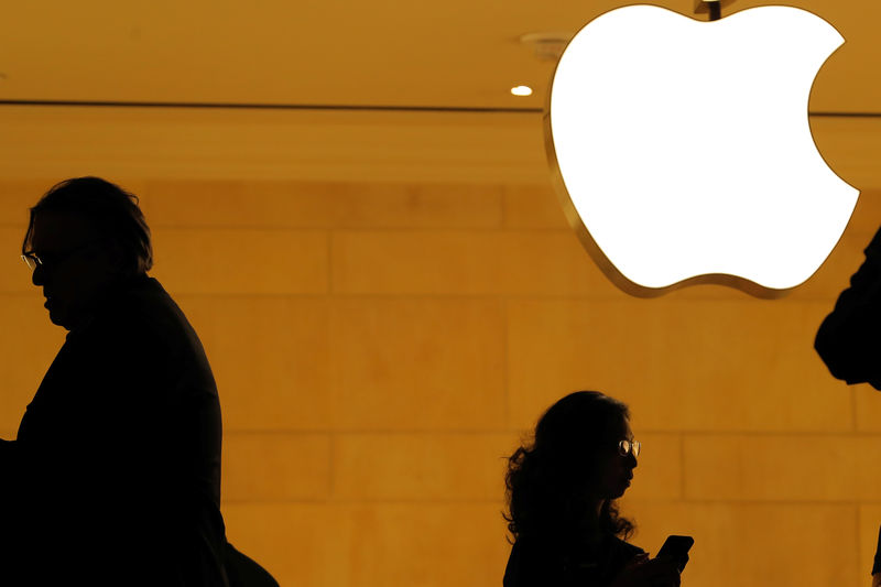 © Reuters. Customers walk past an Apple logo inside of an Apple store at Grand Central Station in New York