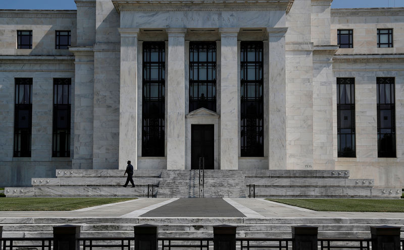 © Reuters. FILE PHOTO: Security guard patrols the Federal Reserve building in Washington