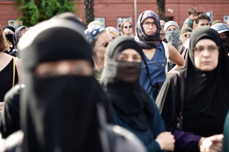 © Reuters. Manifestantes contra nova proibição a véus em Copenhague