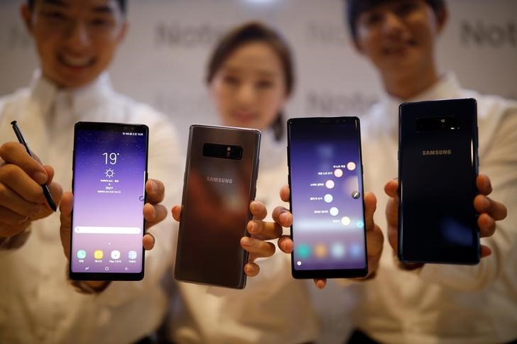 © Reuters. Modelos de celulares da Samguns durante evento de lançamento da marca em Seul, Coreia do Sul