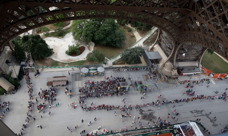 © Reuters. إغلاق برج إيفل في باريس مع إضراب العمال بسبب طوابير الزوار الطويلة