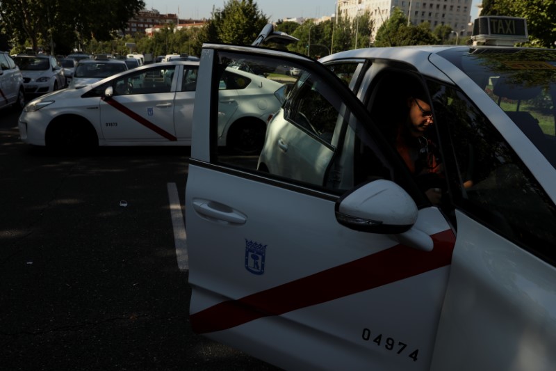 © Reuters. Taxis bloqueando el Paseo de la Castellana en Madrid durante una huelga contra la, en su opinión, competencia desleal de los VTC