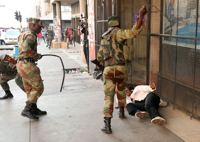 © Reuters. Soldados atacam manifestante em Harare