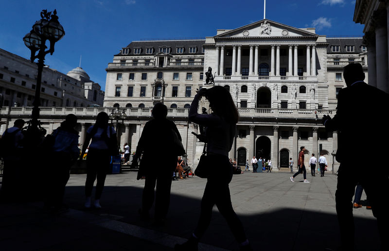 © Reuters. People walk past the Bank of England, in London