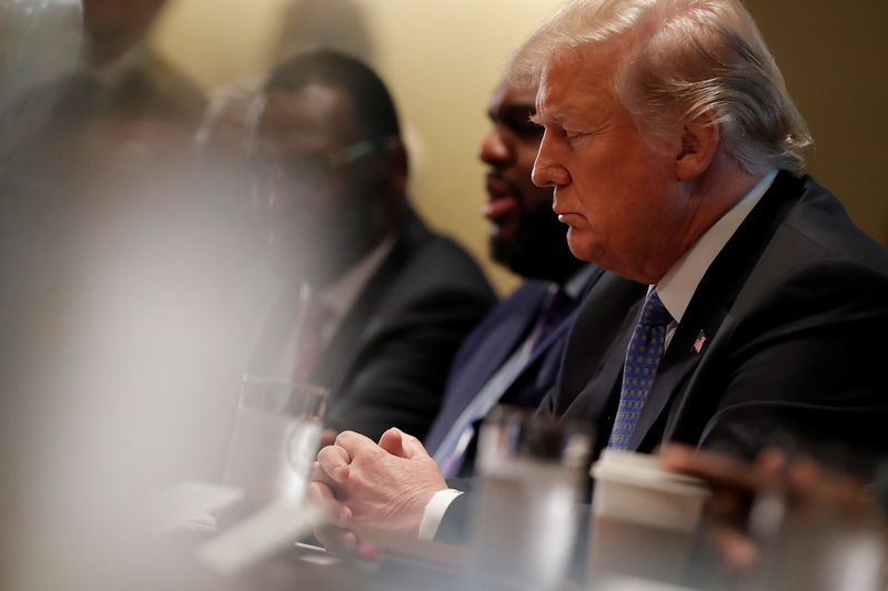 © Reuters. Presidente dos EUA, Donald Trump, reza durante reunião com pastores na Casa Branca
