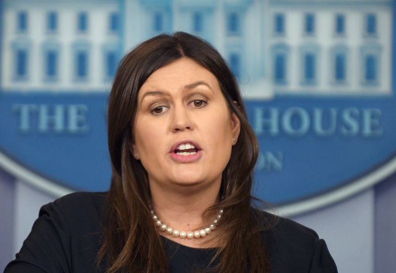 © Reuters. Secretária de Imprensa da Casa Branca, Sarah Sanders, durante briefing à impresa na Casa Branca