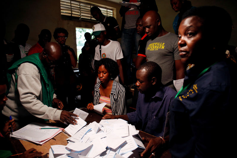 © Reuters. مرشحون في انتخابات مالي يطلبون إجراء تحقيق فيما يصفونه بالتزوير