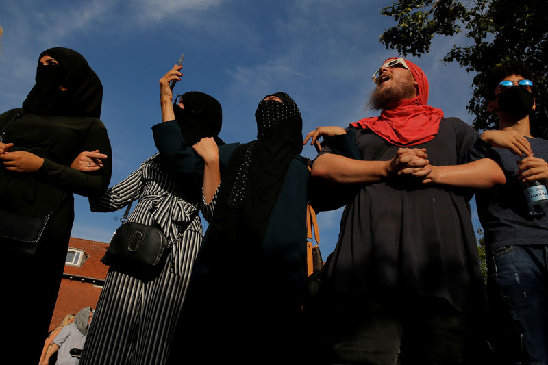 © Reuters. جريمة أم حق؟ مسلمات في الدنمرك يقررن تحدي حظر النقاب