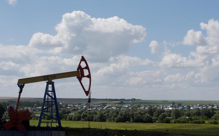 © Reuters. Насос-качалки на Ашальчинском нефтяном месторождении Татнефти в Татарстане