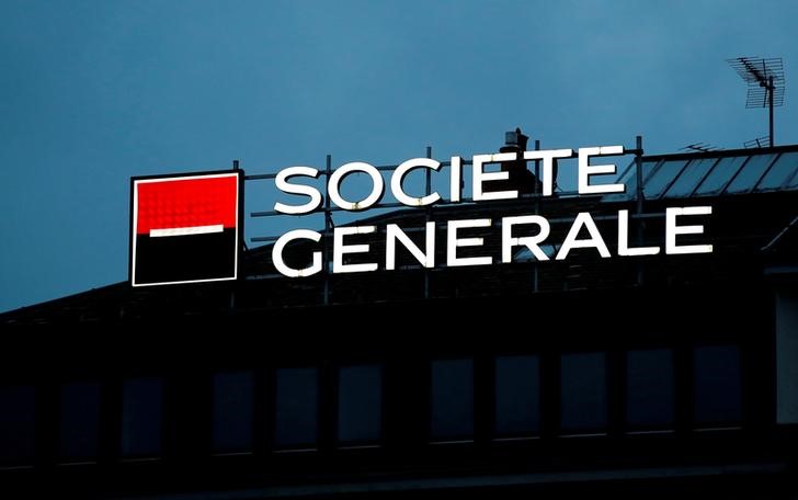 © Reuters. FILE PHOTO: A logo of French bank Societe Generale is pictured on a building in Geneva