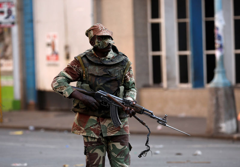 © Reuters. الجنود يجوبون شوارع عاصمة زيمبابوي بعد أحداث عنف بسبب الانتخابات