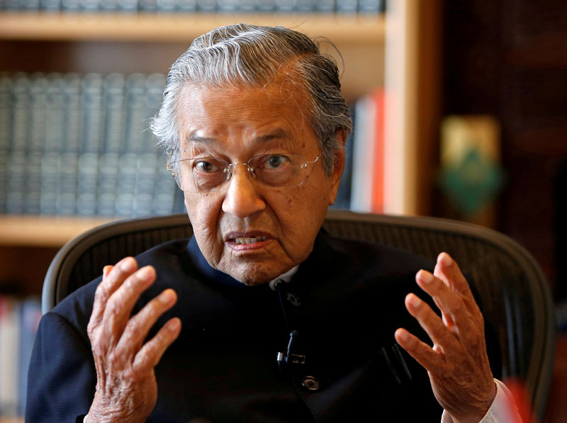 © Reuters. FILE PHOTO: Former Malaysian prime minister Mahathir speaks during an interview with Reuters in Putrajaya